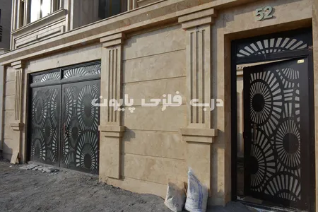 نمونه اجرا شده درب حیاطی و نفررو مدل 018 درب فلزی پایون