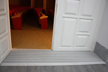 پادری آلومینیومی ورودی آمفی تئاتر