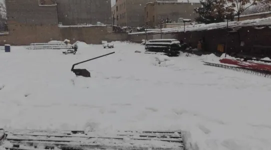 کارگاه در یک روز برفی