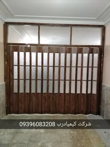 درب آکاردئونی پی وی سی پنجره دار 