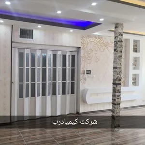 درب آکاردئونی پی وی سی پنجره دار 