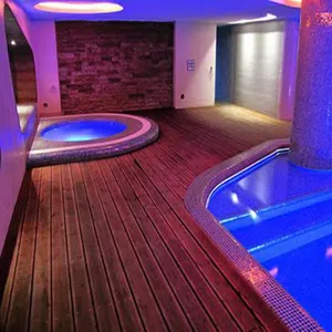 محوطه دور استخر