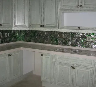 کاشی شیه ای دست ساز بین کابینتی