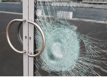 عکس شیشه لمینت کف ساختمان 10322