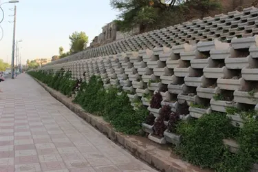 عکس فلاورباکس بتنی، گلفوژ، گلدان بتنی، بلوک گلدانی، فلاورباکس اتوبانی، گلدان شیب بندی 27005