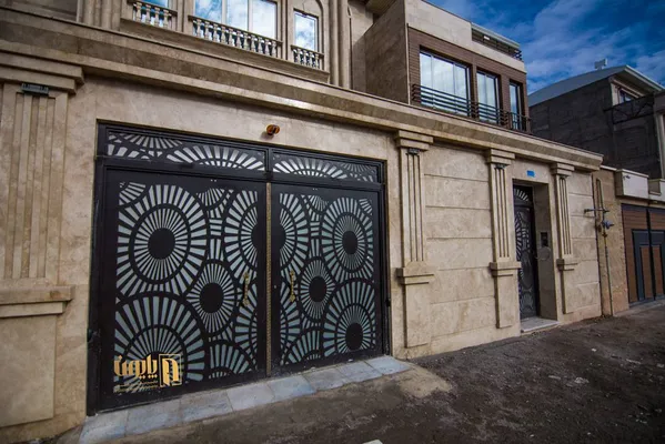 عکس نمونه ی اجرا شده ی مدل 018 درب فلزی ورودی حیاط در اندازه های نفررو و دولنگه ی پارکینگی 18437