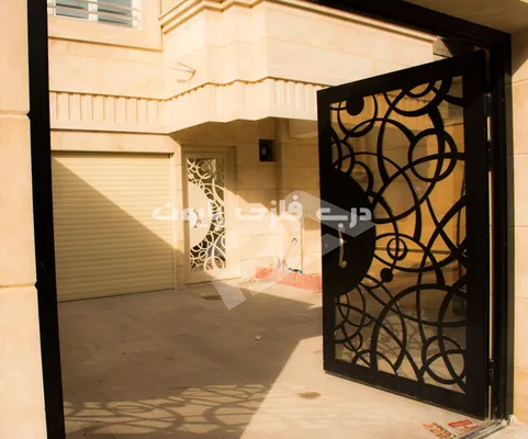 عکس درب حیاطی و ورودی ساختمان مدل 012 پایون با رنگ ک.ره ای سیاه و سفید 18987