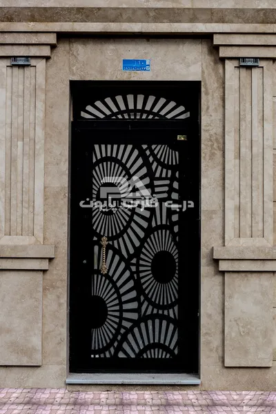 عکس نمونه اجرا شده درب تک لنگه ورود به ساختمان مدل 018 درب فلزی پایون 19017