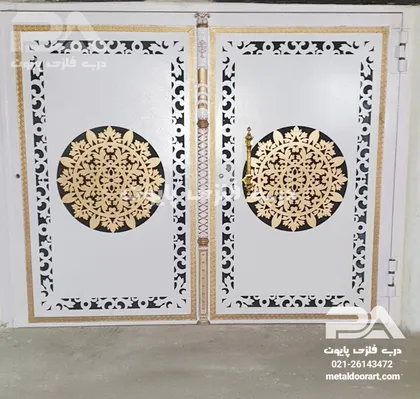 عکس مدل 087 درب فلزی پایون با رنگ کوره ای سفید و پتینه طلایی 19424