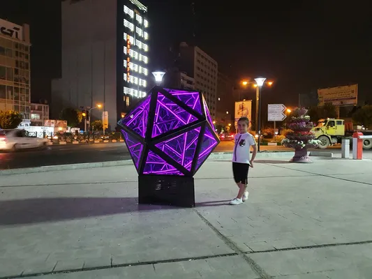 عکس المان شهری نوری هوشمند و تعاملی دارای افکت های نوری بی نهایت Infinity 21349