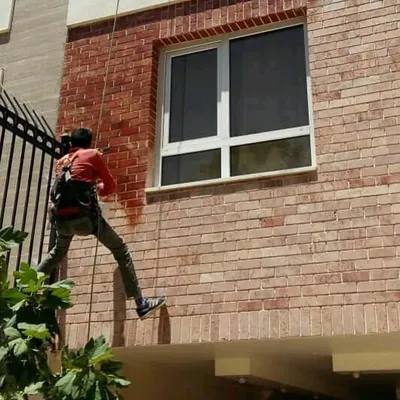 عکس تعمیرات فنی .پیچ رولپلاک وشستشو وعایقکاری نمای ساختمان بدون داربست 23065