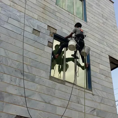 عکس تعمیرات فنی .پیچ رولپلاک وشستشو وعایقکاری نمای ساختمان بدون داربست 23070