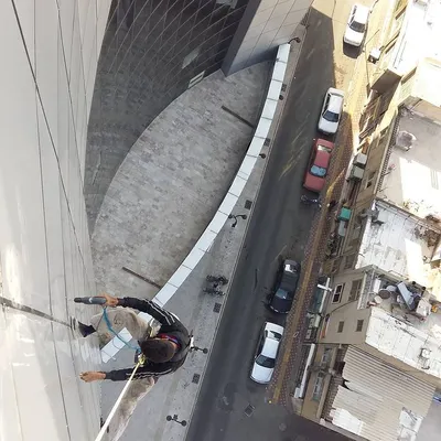 عکس تعمیرات فنی .پیچ رولپلاک وشستشو وعایقکاری نمای ساختمان بدون داربست 23071