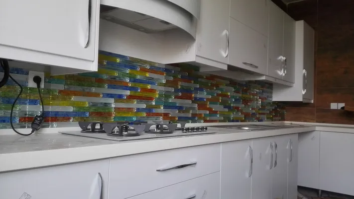 عکس تایل شیشه ای بین کابینتی 42857